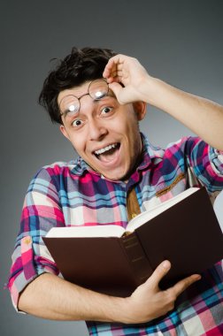 Pek çok kitap ile komik öğrenci