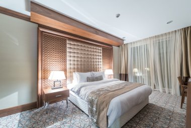 Modern içerikli bir otel odası.