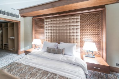 Modern içerikli bir otel odası.