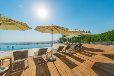 Sonsuzluk havuzu parlak yaz gününde