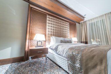 Modern içerikli bir otel odası.