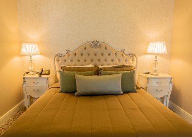 Modern içerikli bir otel odası.