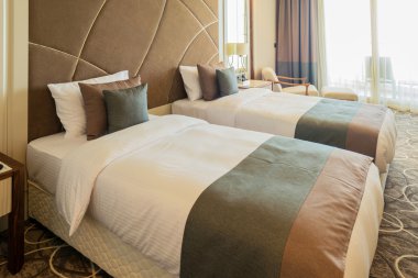 Modern içerikli bir otel odası.