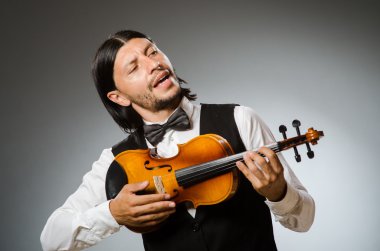 Adam müzik kavramı'nda keman çalıyor