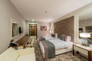 Modern içerikli bir otel odası.