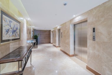 Otel lobisinde ile Asansör yer