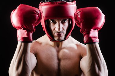 Boks konseptinde kaslı bir adam