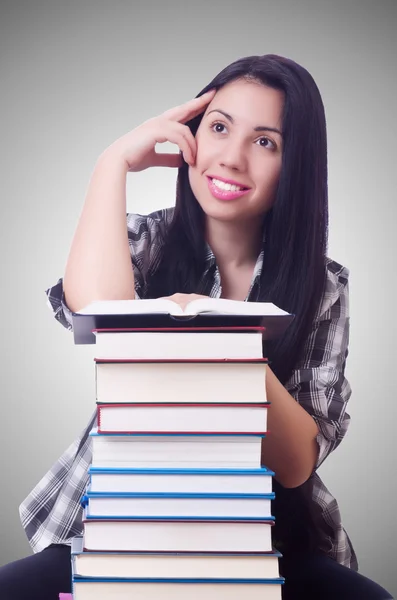 Meisje student met boeken tegen het verloop — Stockfoto