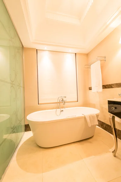 Interior moderno do banheiro com banheira — Fotografia de Stock