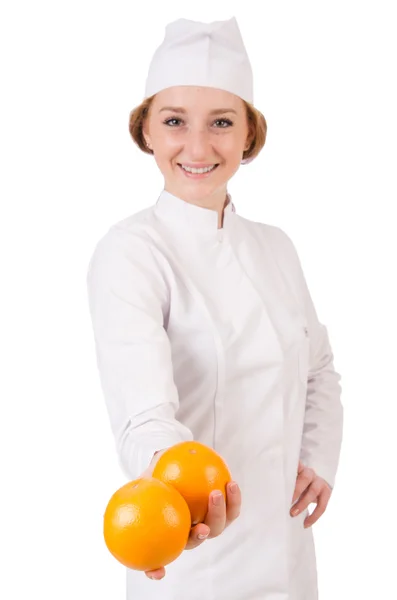 Γυναίκα γιατρό κρατώντας τα πορτοκάλια σε λευκό — Φωτογραφία Αρχείου