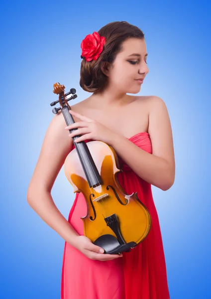 Mädchen mit Geige auf blau — Stockfoto