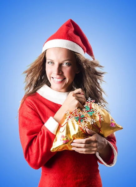 Женщина Санта Клаус на голубом — стоковое фото