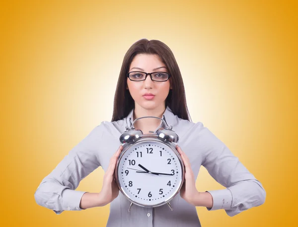 Femme avec horloge contre le gradient — Photo