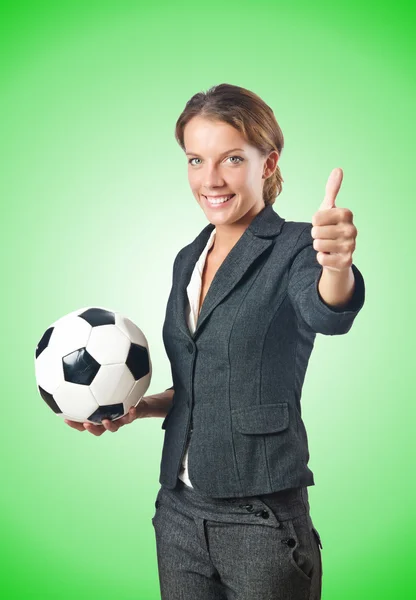 Affärskvinna med fotboll — Stockfoto