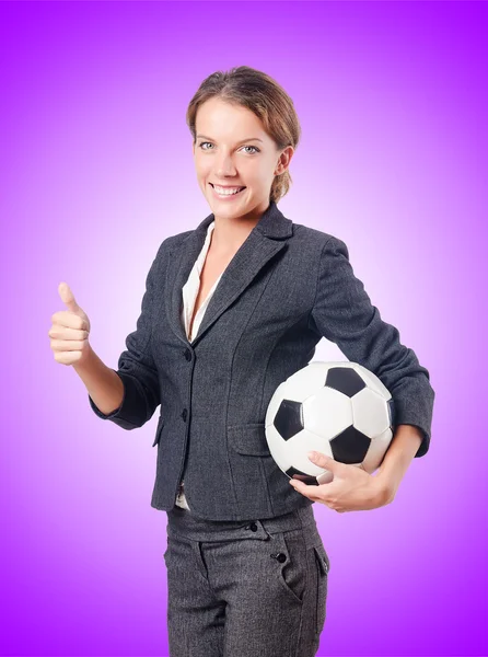 फुटबॉल के साथ व्यवसायी महिला — स्टॉक फ़ोटो, इमेज