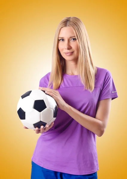 踢足球的女人 — 图库照片