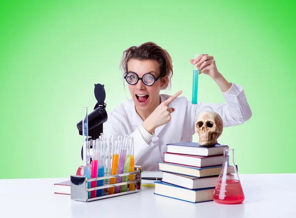 Química feminina louca no laboratório — Fotografia de Stock