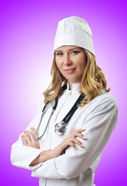 Ärztin auf lila — Stockfoto
