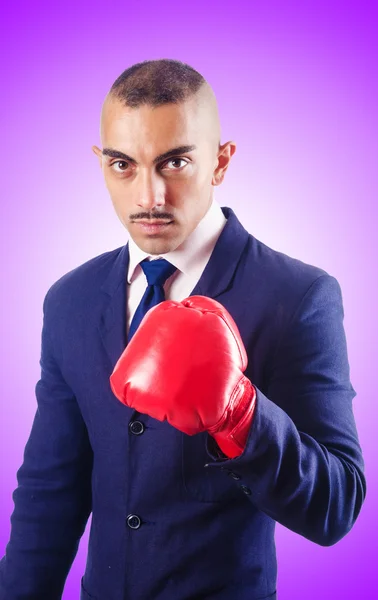 Geschäftsmann mit Boxhandschuhen — Stockfoto