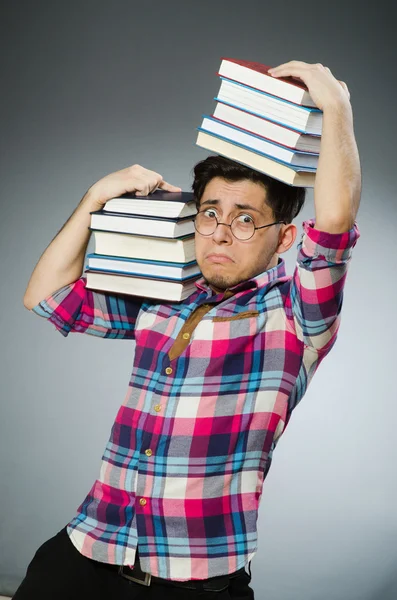 Étudiant drôle avec de nombreux livres — Photo