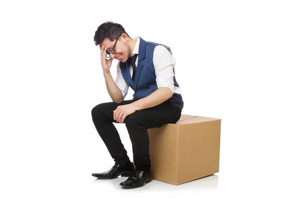 Fiatal alkalmazott ül a dobozon elszigetelt fehér — Stock Fotó