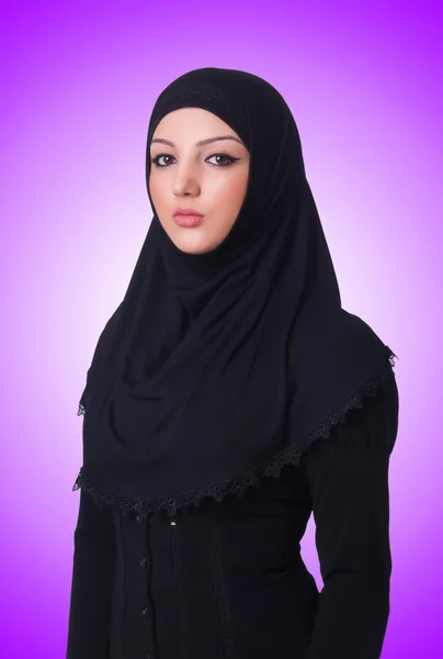 Başörtüsü takan Müslüman genç bir kadın. — Stok fotoğraf