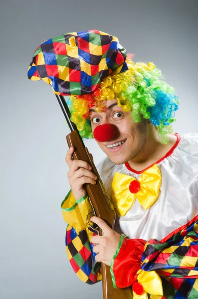 Clown con fucile contro il gradiente — Foto Stock