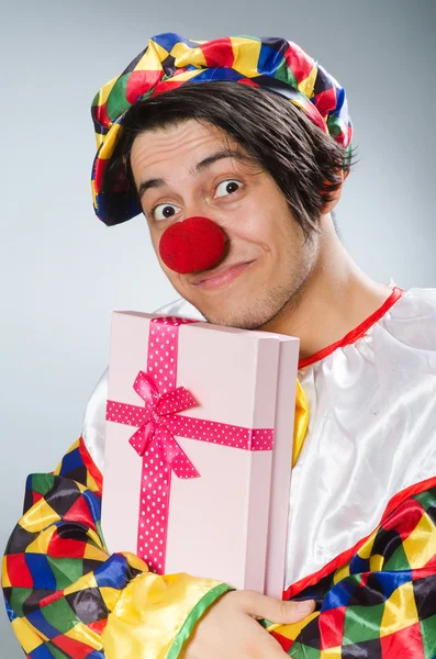 Clown med presentask i roligt koncept — Stockfoto