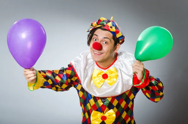 Clown med ballonger i roligt koncept — Stockfoto