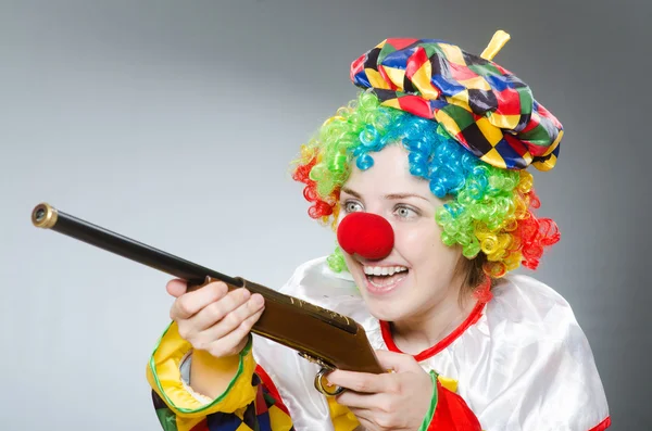 Clown mit Gewehr gegen das Gefälle — Stockfoto