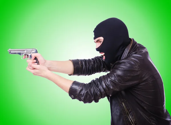 Unga thug med pistol mot lutningen — Stockfoto