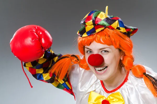 Clown met bokshandschoenen tegen het verloop — Stockfoto