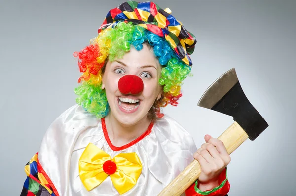 Clown met bijl in grappige concept — Stockfoto