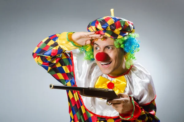 Clown mit Gewehr gegen das Gefälle — Stockfoto