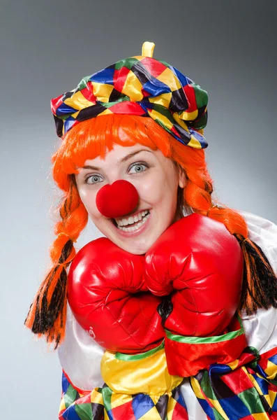 Клоун з боксерськими рукавичками проти градієнта — стокове фото