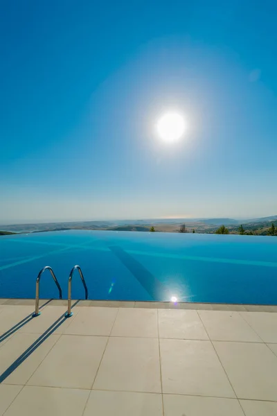 Infinity Pool an einem strahlenden Sommertag — Stockfoto