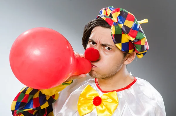 Clown avec des ballons dans le concept drôle — Photo