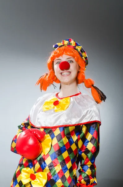 Clown med boxhandskar mot lutningen — Stockfoto