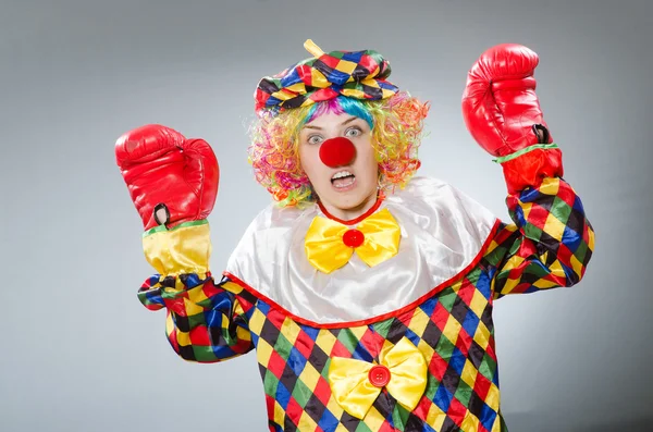 Clown met bokshandschoenen tegen het verloop — Stockfoto