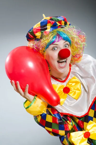 Clown med ballonger i roligt koncept — Stockfoto