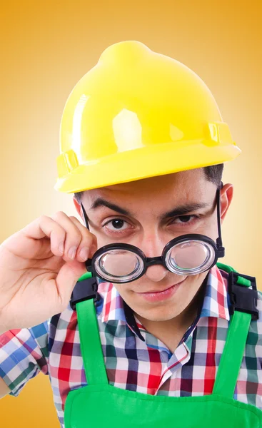 Grappig construction werknemer tegen het verloop — Stockfoto