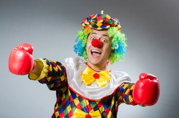 Clown met bokshandschoenen tegen het verloop — Stockfoto