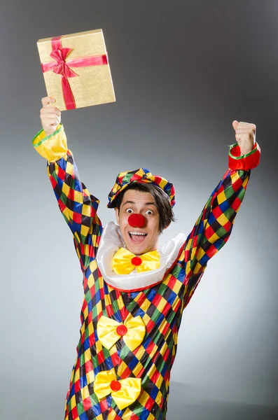 Payaso con caja de regalo en concepto divertido —  Fotos de Stock