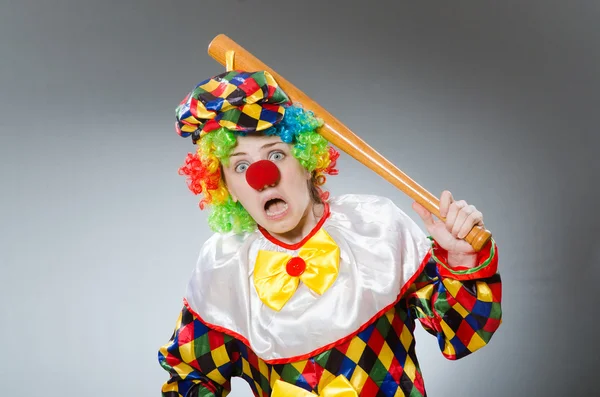 Clown med basebollträ i roligt koncept — Stockfoto