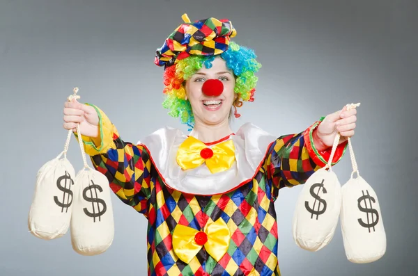 Clown con sacchetto di soldi in concetto divertente — Foto Stock