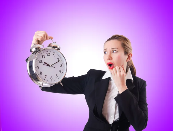 Femme d'affaires avec horloge géante — Photo