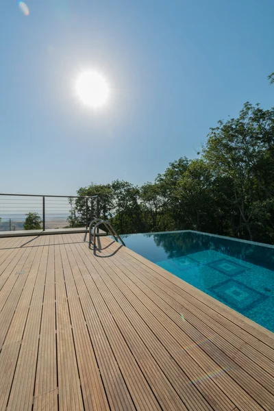 Nekonečný bazén na světlé letní den — Stock fotografie