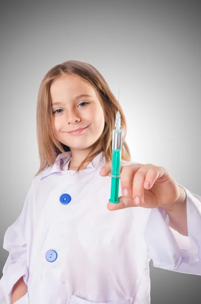 Médico pequeño con jeringa —  Fotos de Stock