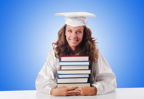 Glückliche Absolventin mit vielen Büchern — Stockfoto