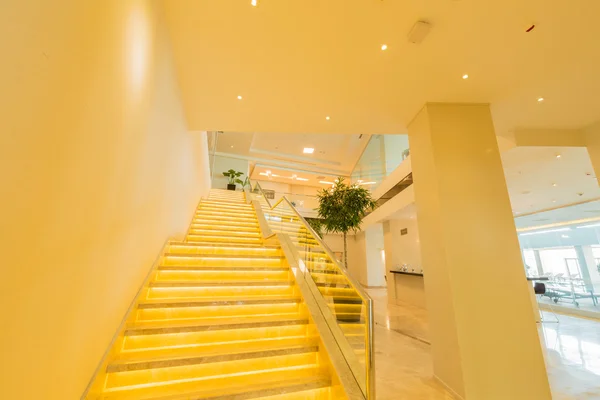 Escalera en el interior del hotel moderno —  Fotos de Stock